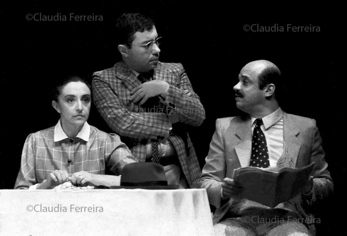 UM BEIJO, UM ABRAÇO, UM APERTO DE MÃO