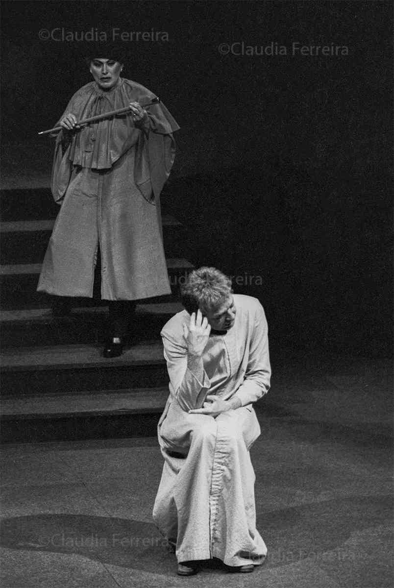 FLÁVIA, CABEÇA, TRONCO E MEMBROS